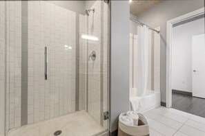 Douche, sèche-cheveux, serviettes fournies, shampoing