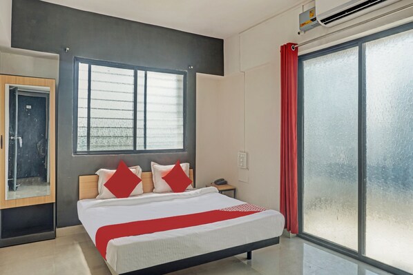 Classic Room | Bed sheets - Super OYO Flagship Hotel Green Leaves (Pune)