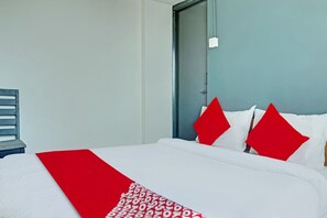 Classic Room | Bed sheets - Super OYO Flagship Hotel Green Leaves (Pune)