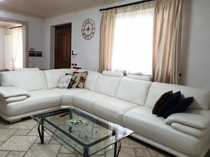 Een smart-tv en een open haard