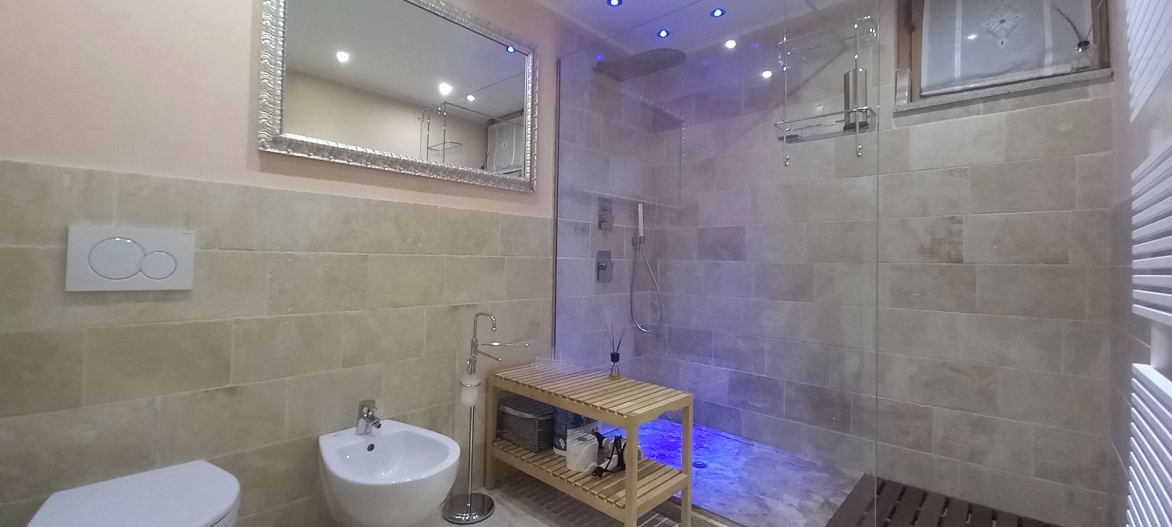 Doccia, vasca idromassaggio, asciugacapelli, bidet