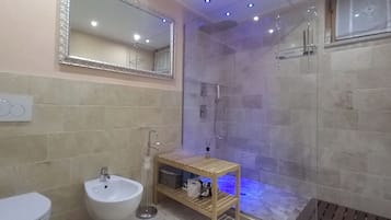 Doccia, vasca idromassaggio, asciugacapelli, bidet