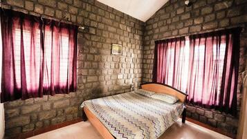 10 bedrooms, iron/ironing board, WiFi, bed sheets