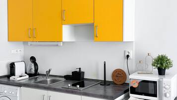 1 dormitorio, cortinas opacas, tabla de planchar con plancha