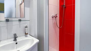 Chuveiro, produtos de toalete grátis, secador de cabelo