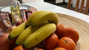 Une cuisine avec des meubles blancs, une cuisinière et un four à micro-ondes.