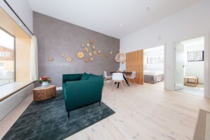 Apartamento panorámico, balcón, vistas al lago | Zona de estar