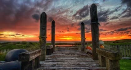 Waipipi Beach Retreat -
Sunsets in the hot tub and strolls on the beach...
