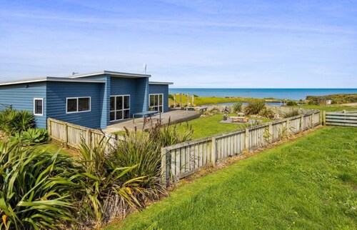 Waipipi Beach Retreat -
Sunsets in the hot tub and strolls on the beach...