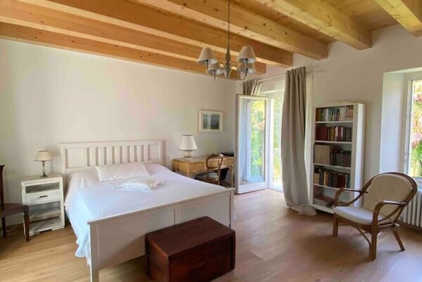 3 chambres, fer et planche à repasser, Wi-Fi, draps fournis