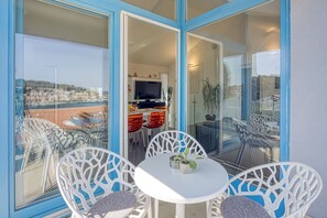 Outdoor dining - RR Losinj Harbour View Apartment (Mali Losinj)
