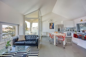 อพาร์ทเมนท์สำหรับครอบครัว, 2 ห้องนอน, ตู้เย็นและไมโครเวฟ (RR Losinj Harbour View Apartment) | บริเวณนั่งเล่น | สมาร์ททีวี 21 นิ้ว พร้อมช่องเคเบิล