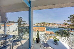 Outdoor dining - RR Losinj Harbour View Apartment (Mali Losinj)