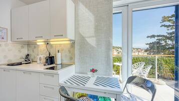 Studio Familial, réfrigérateur et four à micro-ondes, vue mer (RR Losinj Harbour View Studio) | Cuisine privée