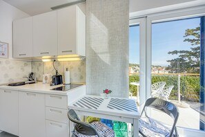 Estudio familiar, frigorífico y microondas, vistas al mar (RR Losinj Harbour View Studio) | Cocina privada | Frigorífico, microondas, placa de cocina y hervidor eléctrico