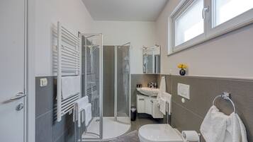 Family Studio, Refrigerator & Microwave, Sea View (RR Losinj Harbour View Studio) | Bilik Mandi | Pancuran mandi, bidet, tuala disediakan, sabun