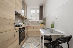 Apartamento, 1 quarto, sacada | Cozinha privada | Fogão, lava-louças, cafeteira/chaleira, chaleira elétrica