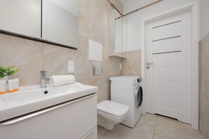 Apartment, 1 Bedroom, Balcony | Bathroom | Towels, soap, shampoo, toilet paper - 1-bedroom Apartment in Warsaw by Renters (Warsaw)
