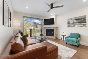 Smart TV, fireplace - Central Location with Scenic Mountain Vista Views from the Private Balcony! (Keystone)