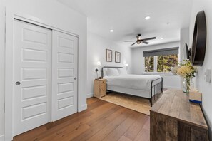 2 bedrooms, free WiFi, bed sheets - Central Location with Scenic Mountain Vista Views from the Private Balcony! (Keystone)