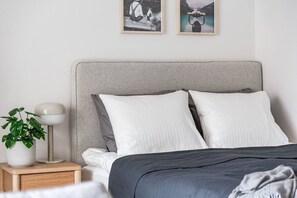 Een strijkplank/strijkijzer, wifi, beddengoed