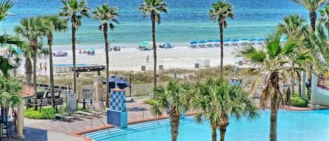 Una piscina techada, una piscina climatizada