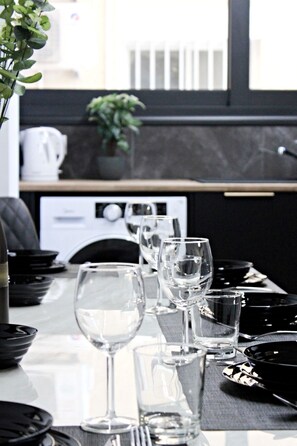 Een koelkast, een magnetron, een oven, een kookplaat