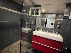 Shower, hair dryer, towels