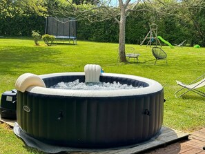 Outdoor spa tub - Magnifique Maison Avec Pisicne a 40 mn de la mer (Livarot-Pays-d'Auge)