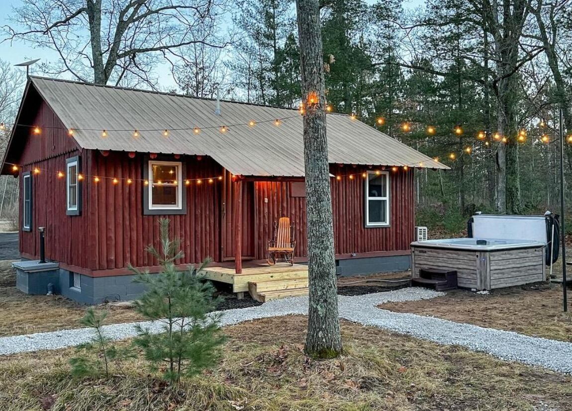 Cozy Cabin close to skiing, hunting, fishing, paddling, and swimming, and trails