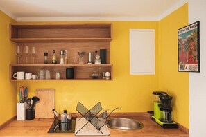 KĂŒhlschrank, Herdplatte, Wasserkocher mit Kaffee-/Teezubehör