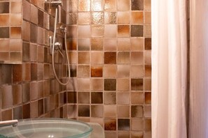 Ducha, secador de pelo, toallas, jabón