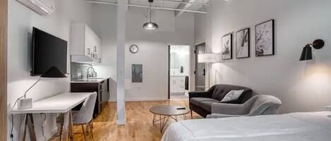 Tabla de planchar con plancha, wifi, ropa de cama