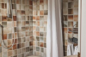 Een haardroger, handdoeken, zeep, shampoo