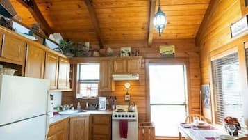 Frigorífico, horno, placa de cocina y cafetera o tetera
