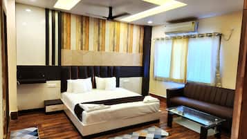 Suite Room | Soundproofing, free WiFi, bed sheets