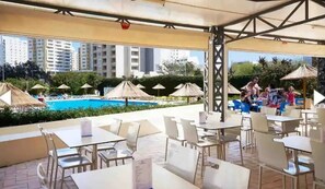 Outdoor dining - Spacious apartment in Amarilis Praia da Rocha (Portimão)