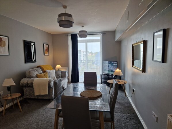 Apartamento | Zona de estar | Una televisión