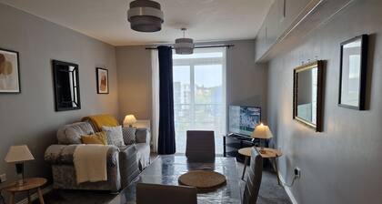Stylish 2-bed Apartment - Sleeps 4, Parking & Wifi