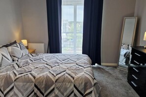 2 bedrooms, iron/ironing board, free WiFi, bed sheets - Stylish 2-bed Apartment - Sleeps 4, Parking & Wifi (Coventry)