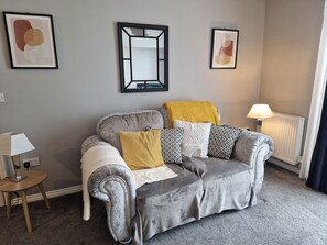 Apartamento | Zona de estar | Una televisión