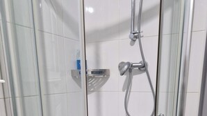 アパートメント | バスルーム | シャワー付き浴槽、深めの浴槽、バスアメニティ (無料)、ヘアドライヤー