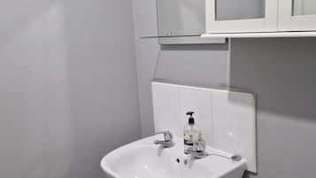 Apartment | Bathroom | Combined shower/bathtub, deep-soaking bathtub, free toiletries