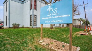 Une enseigne indiquant l'emplacement des condominiums Mustang Isle, au 2025, rue 11 Sud.