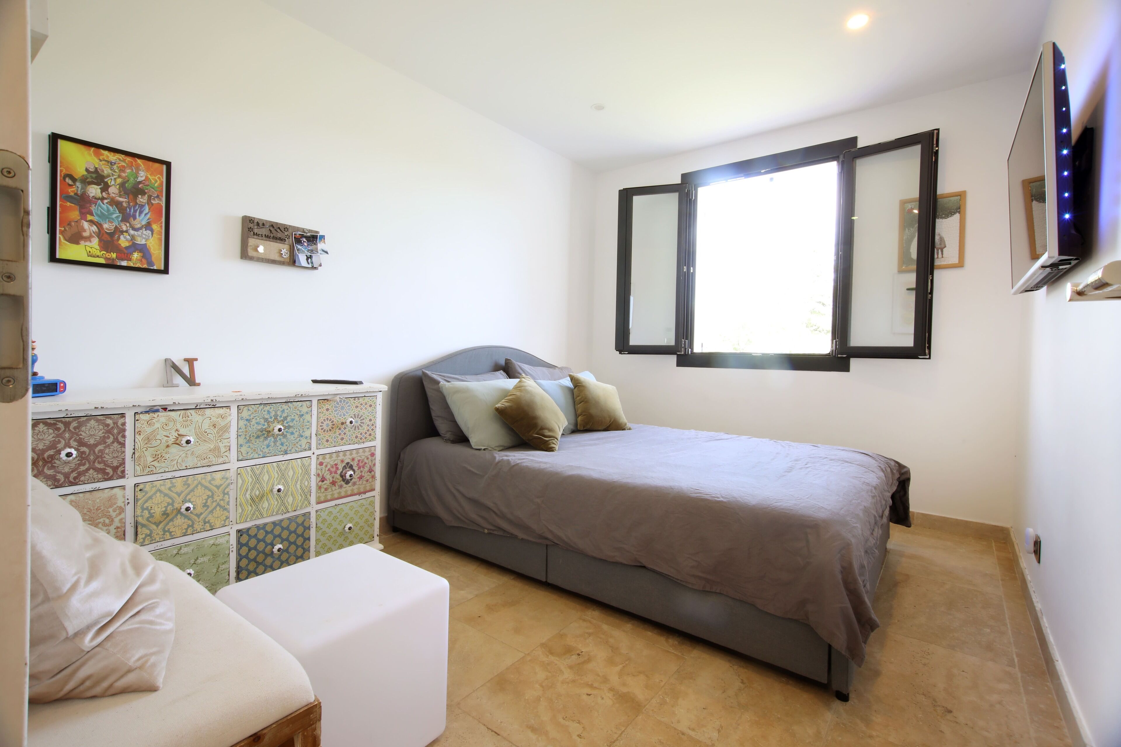 4 bedrooms, iron/ironing board, WiFi, bed sheets