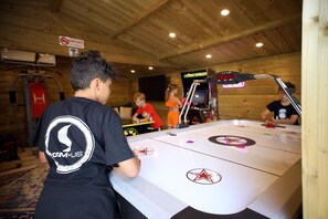 Games room - Magnifique Villa avec Piscine/Jacuzzi tout confort (Nans-les-Pins)