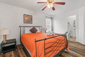 3 bedrooms, desk, iron/ironing board, free WiFi - Vacation Victory, charming group getaway w/ a furnished porch & lots of space in a prime location! (Galveston)