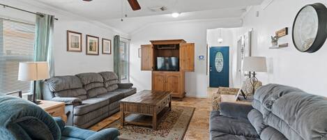 Televisie, boeken en een kantoor