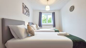 House | 3 bedrooms, desk, iron/ironing board, free WiFi