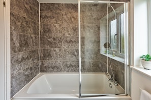 Maison | Salle de bain | Baignoire profonde, séchoir à cheveux, serviettes fournies